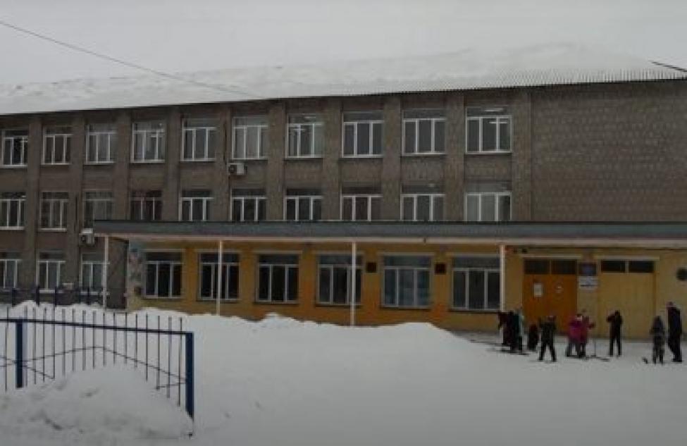 Впервые за 43 года ремонтируется кровля школы №1 Здвинска (видео)