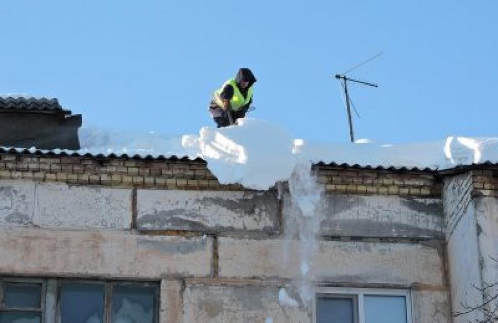 Проверки качества уборки снега с кровель, козырьков и на придомовых территориях жилых домов проходят в регионе