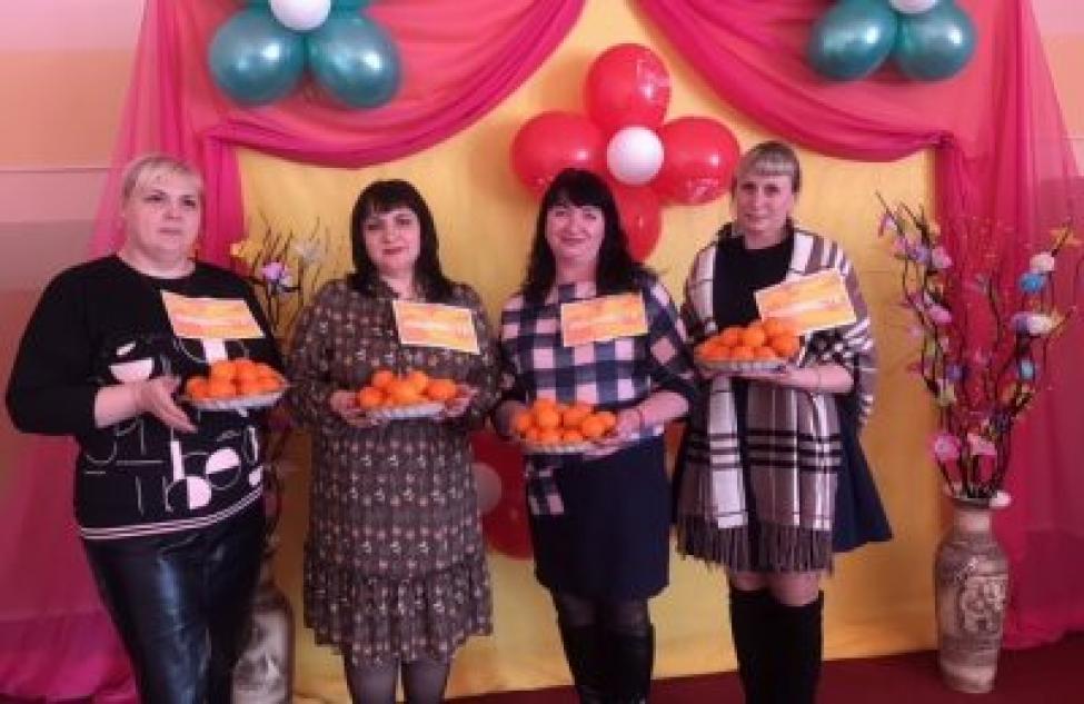 Апельсины дарили женщинам в Здвинском районе