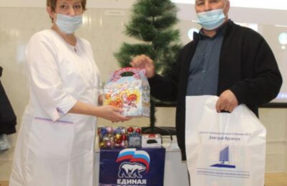 Депутаты подарили в инфекционное отделение Здвинской больницы новогодние подарки
