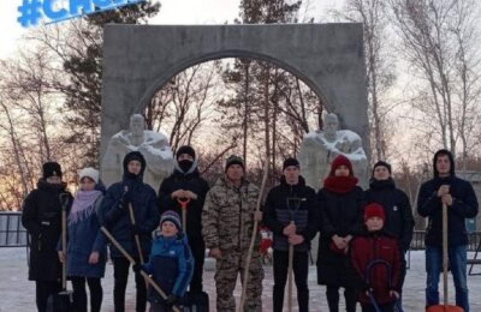 Здвинские юнармейцы очистили памятники от снега