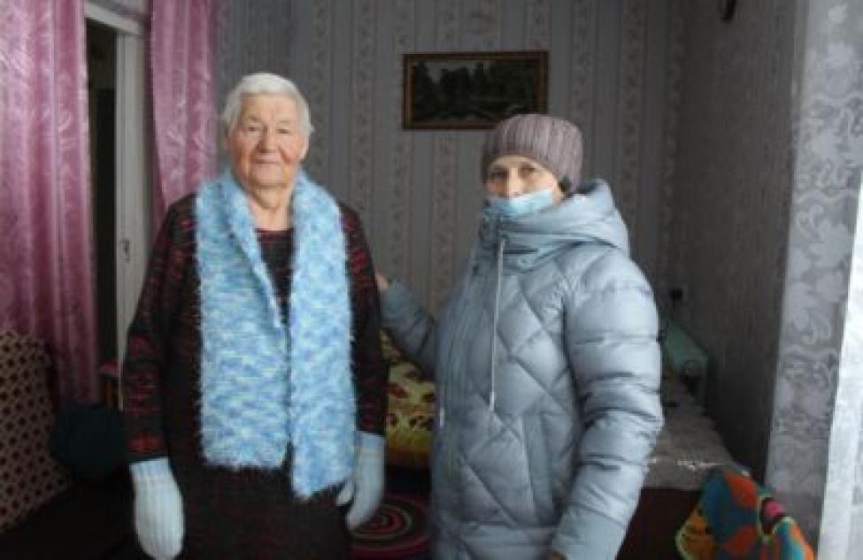Теплые вещи для одиноких пожилых людей связали жительницы Здвинска